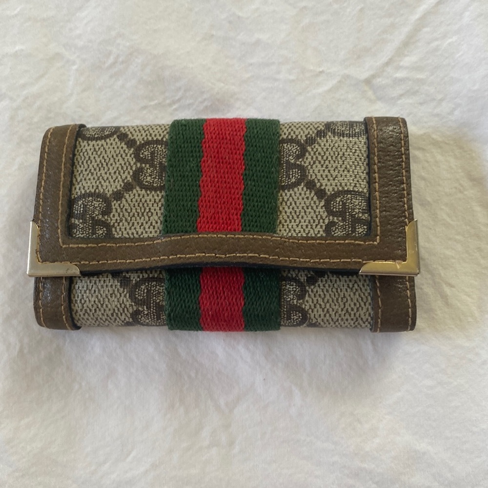 Mint condition. Authentic Gucci key holder-holds 6 keys.